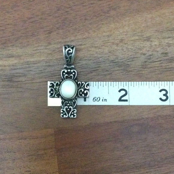 A Beautiful Pendant. Silver in color (heavy  antique silver colored metal). - Picture 5 of 5